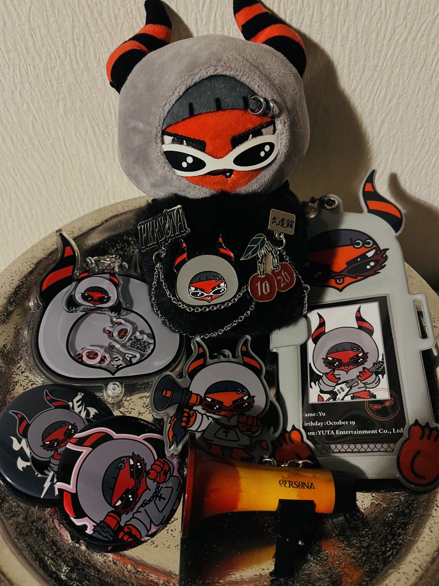 Yuくん頑張って集めれた🥹 武道館PERSONAピンバッジ近い勝手良すぎ