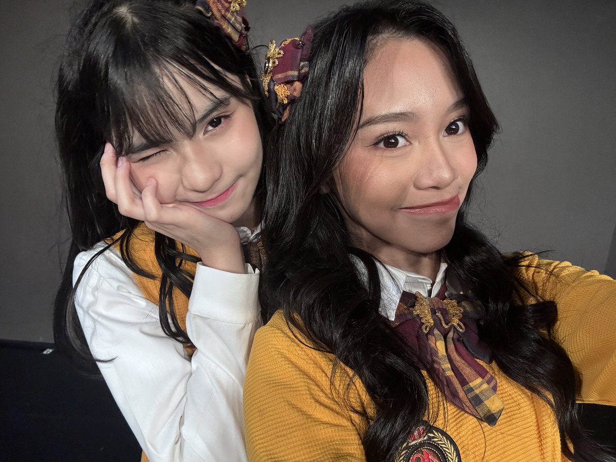 Gendis_JKT48's tweet image. terima kasih te wo tsunaginagara hari iniii🧡🧡🧡 love besar!
happy shonichi yaaa 
@JTrisha_JKT48 
@SNayla_JKT48