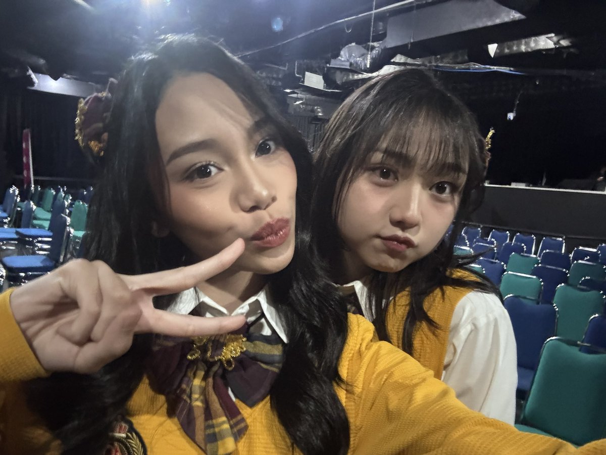 Gendis_JKT48's tweet image. terima kasih te wo tsunaginagara hari iniii🧡🧡🧡 love besar!
happy shonichi yaaa 
@JTrisha_JKT48 
@SNayla_JKT48