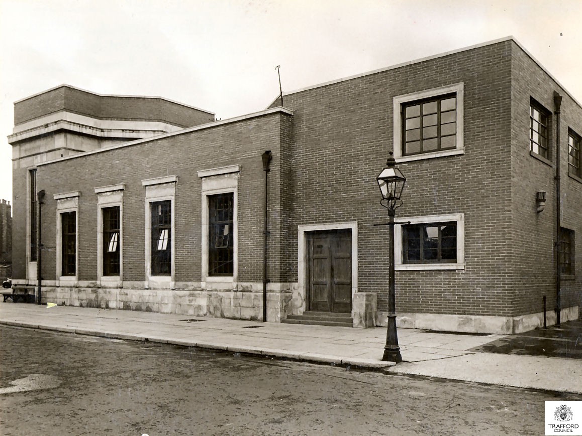 TraffordArchive's tweet image. Location quiz answers:
Broad Road, #Sale, 1957
Aerial view of Old Market Place, #Altrincham, 1930
#Stretford Library, showing Bennett Street entrance, 1955
Station Road, #Urmston, 1963