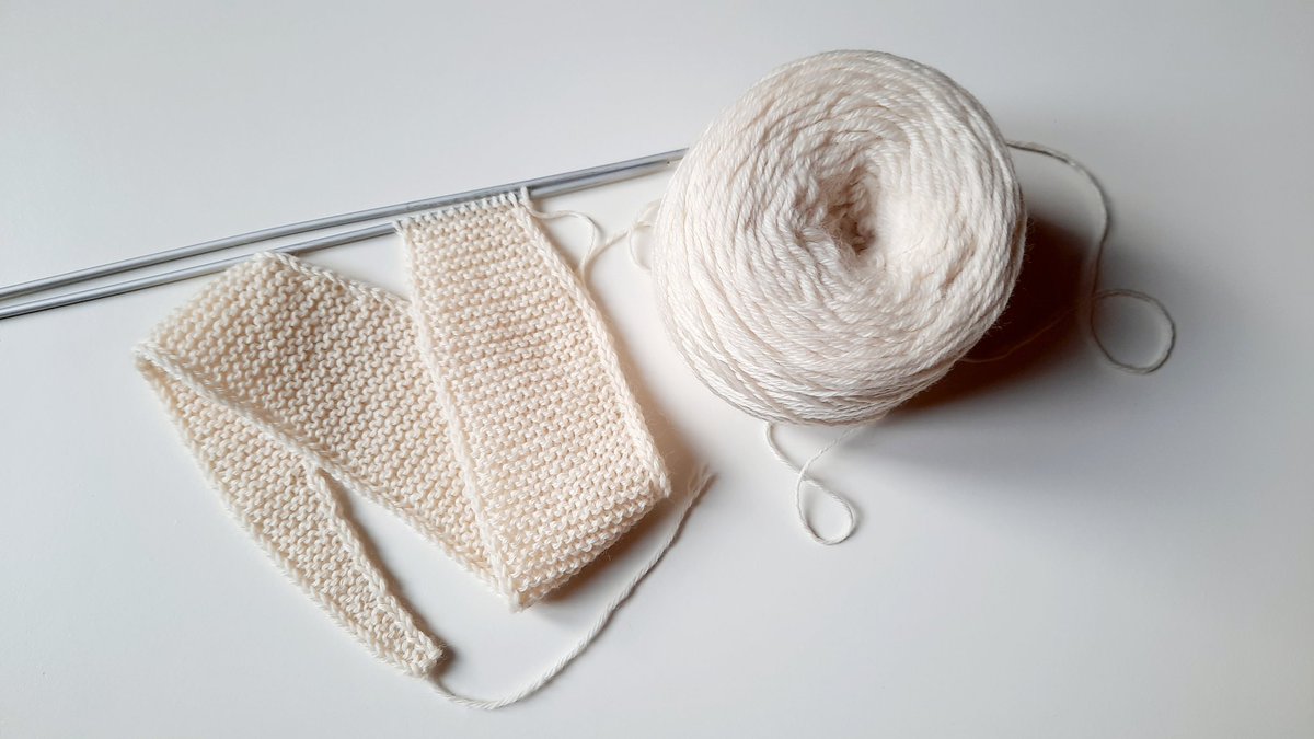 Het gaat een heel klein sjaaltje worden 😉 Wat een enorm geploeter met kantsteken en dan goed meerderen en minderen. Inmiddels heb ik m denk ik wel al vijf keer gemaakt als ik alles wat ik weer heb moeten uithalen erbij optel.
Nog een klein stukje dan begin ik snel aan wat anders