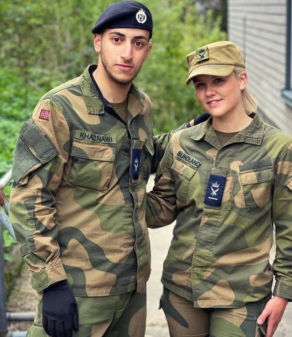 "Allah için çocuklarınızı Rojova'ya kurban edin." diyerek fetva veren PYD'nin müftüsü Xeznewi'nin oğlunun Norveç Ordusu'nda görevli olduğu ortaya çıktı. 

Kendi evlatları fındık kırarken başkalarının evlatlarını ölüme gönderen kafir müftü.