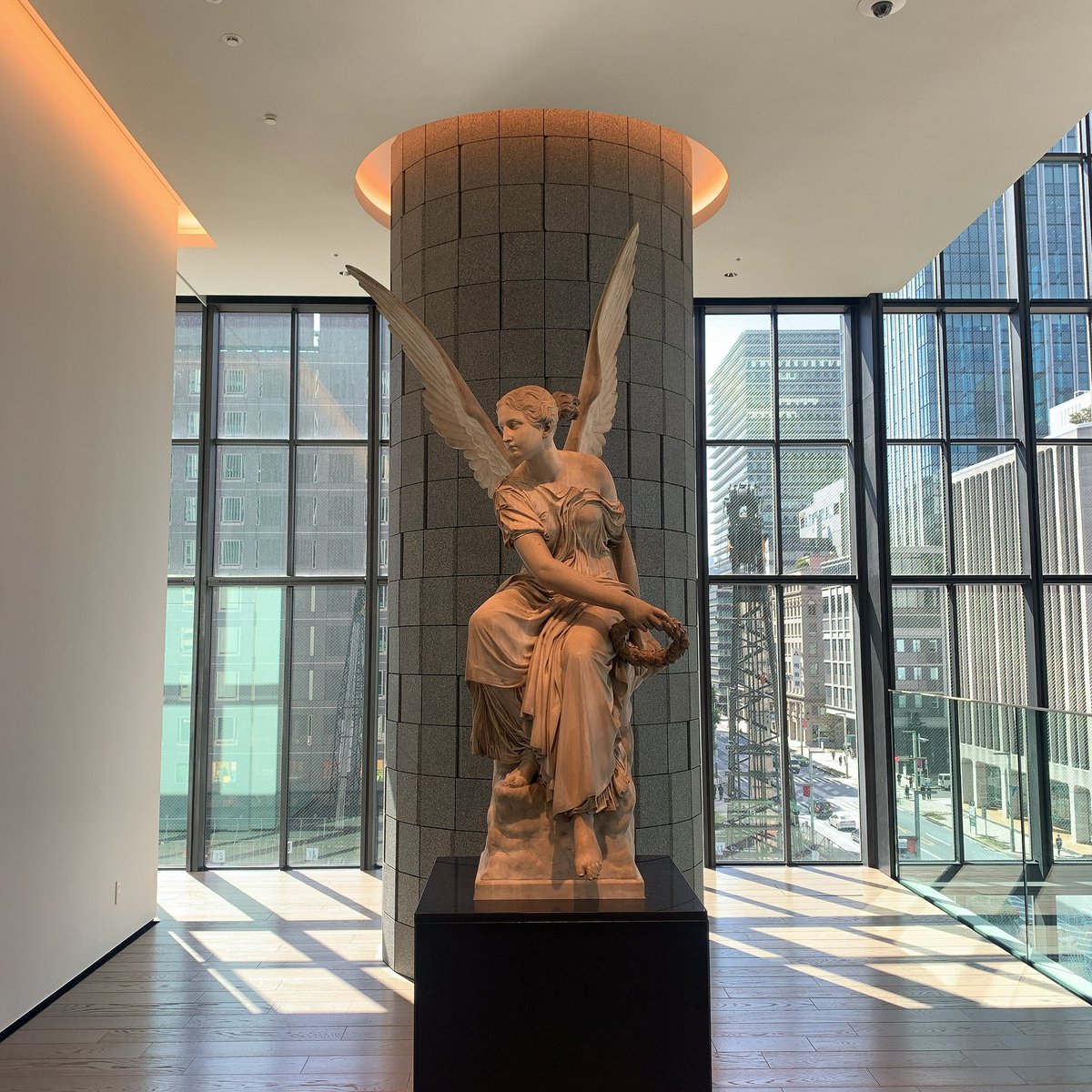 nm5_______'s tweet image. 📍アーティゾン美術館
建築として好きで、行くたびにワクワク⭐️DUMB TYPEの作品期間限定であるよ〜。4枚目は2021年の写真でまだ隣のビルが建設中。