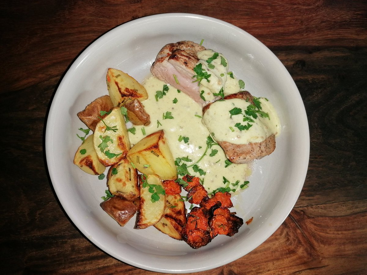 rayssunflower's tweet image. Today's menu :

Rosemary Potatos, baked carrots,   sweet mustard sauce and pork tenderloin

(did you miss my cooking?)