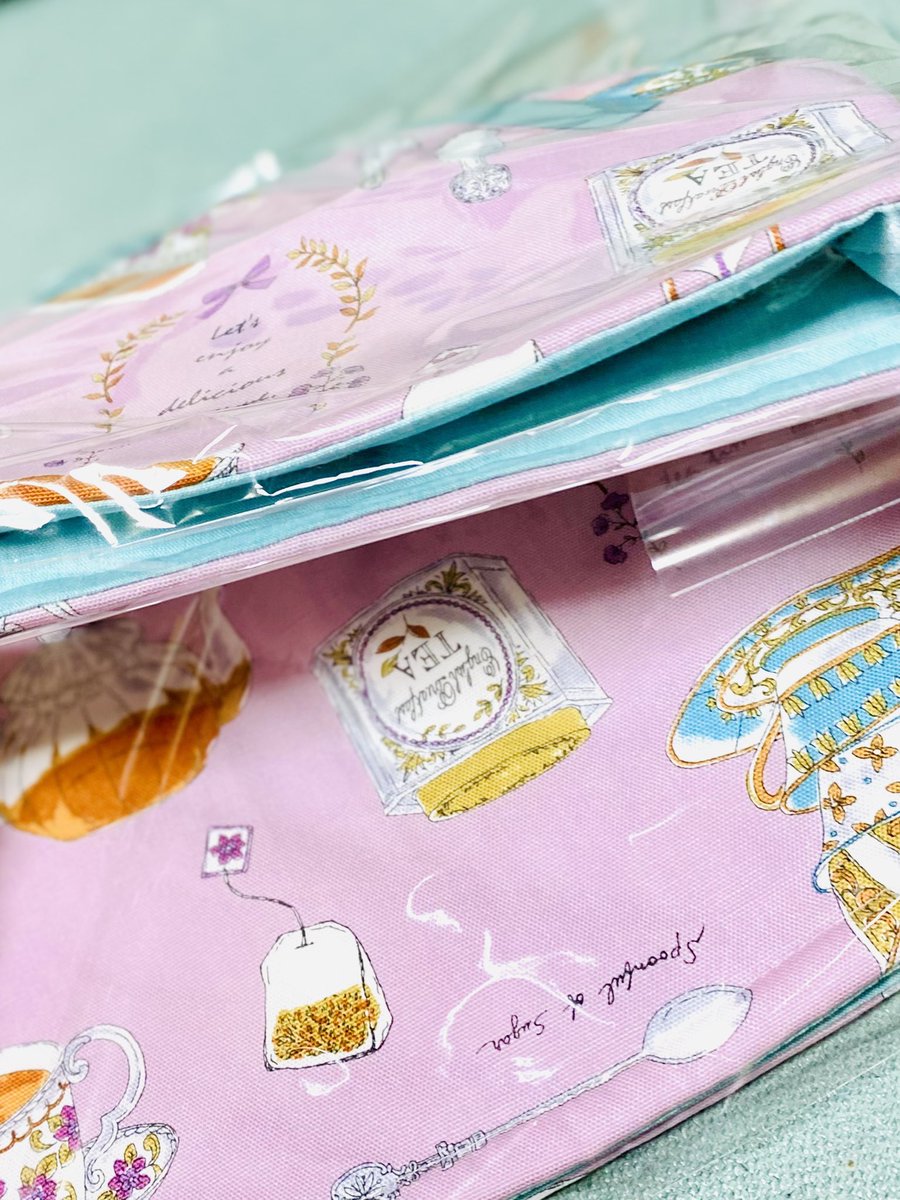 友達と別れ私も次の現場へ🚃🎶
大大阪お茶会 ✨
リントンズで買い込んだから、今回は和紅茶２種類だけ😅
岩永製茶園さんの「雲海」（美味しいからリピ）、沢山試飲した中村農園さんの「土山紅茶 べにふうき」☕️
気になってたラ・フレーシュさんのティーコゼーもサイズ違いでお迎え💞
#大大阪お茶会2026