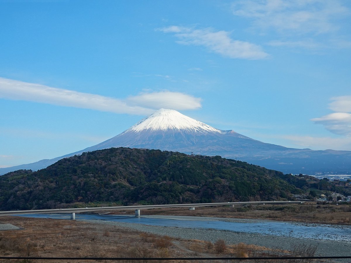 kuni_official's tweet photo. #東名高速道路 富士川SAの展望台からの #富士山。
お天気だったので、素晴らしい眺めでした。
#静岡 #富士 #EXPASA #富士川 #サービスエリア #霊峰 https://t.co/OeEUZBOpJu