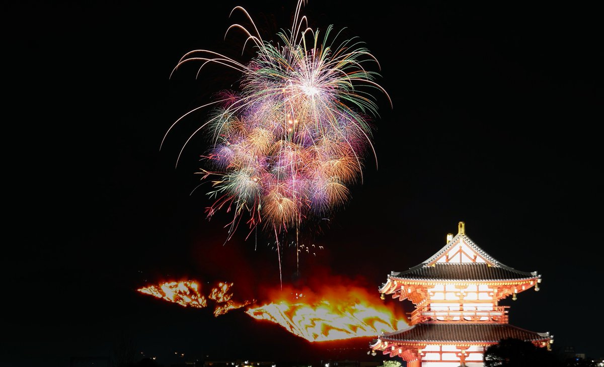 kazehata's tweet photo. 若草山の山焼き、2026年は1段目があっという間に燃え広がりました。平城宮跡の朱雀門から。 https://t.co/TBWdvRWzCD