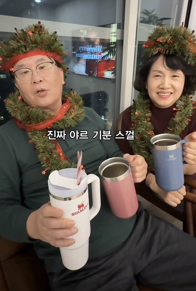 ㅋㅋ김엉훈이들고잇는폰이이쟤횬폰이래ㅋㅋ