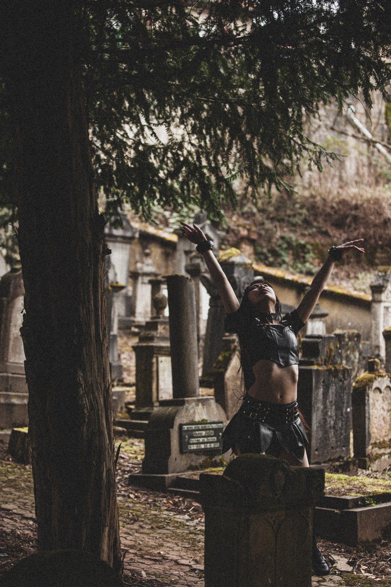 Isiliel_jp's tweet image. ／

✨🌙 Isiliel World Domination!! 🌎✨

＼

The 3rd volume of Isiliel’s mini photobook series is coming next month!💝

It was shot in the same country as this livestream - do you know where it is?🔍

Volumes 1 and 2 are out and available here!🪽
isiliel.bandcamp.com/merch