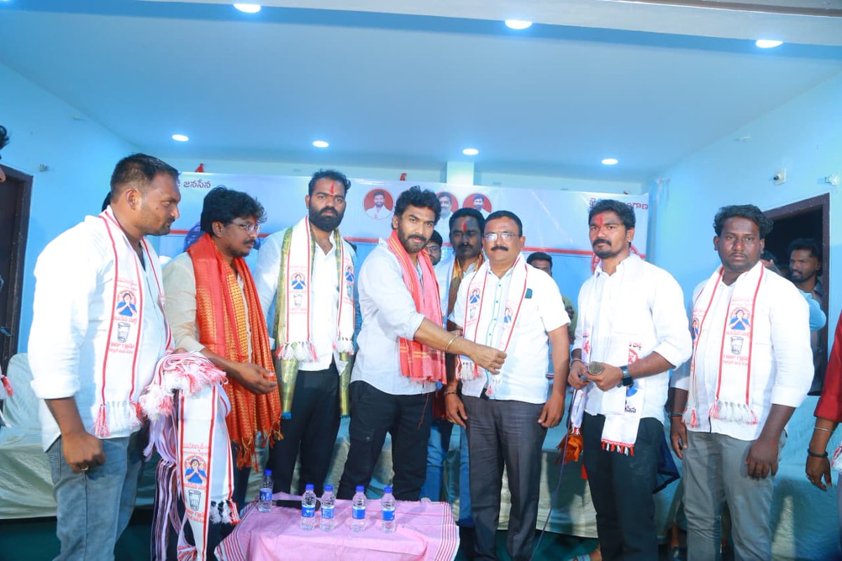 JSPTelangana's tweet photo. సిరిసిల్ల జిల్లా కేంద్రంలో జనసేన పార్టీ  విస్తృత స్థాయి సమావేశం పార్టీ  రాష్ట్ర విద్యార్థి  నాయకులు మహేష్ పెంటల ఆధ్వర్యంలో ఏర్పాటు చేశారు ఈ సందర్బంగా జనసేన లో సిరిసిల్ల మరియు వేములవాడ మున్సిపాలిటీ లోని  15 వార్డుల వివిధ రాజకీయ పార్టీలకు చెందిన నాయకులు క్యాడర్ తో కలిపి 200 మంది జనసేన పార్టీ లో ఉమ్మడి కరీంనగర్ జిల్లా ఇంచార్జి RK సాగర్ గారి సమక్షంలో జాయిన్ అయ్యారు.
ఈ కార్యక్రమానికి పార్టీ ప్రచార కార్యదర్శి ఉమ్మడి కరీంనగర్ జిల్లా ఇంచార్జి RK సాగర్ గారు  రాష్ట్ర యువజన నాయకులు గోకుల రవీందర్ రెడ్డి, పార్టీ రాష్ట్ర నాయకులు సురేష్ రెడ్డి, గారు ఉమ్మడి కరీంనగర్ జిల్లా నాయకులు చల్లా శివారెడ్డి,పైసా మోజెస్ సిరిసిల్ల నాయకులు హరికృష్ణ, వంగరి సాయికిరణ్,అల్లే శ్రీకాంత్,సందిరి శ్రీకాంత్, నరేష్ రవికాంత్, అడెపు సంతోష్, కట్ల సాయి,అన్నారం సాయి,మనోజ్ ముఖ్యనాయకులు  జనసేన  వీరమహిళలు పెద్దఎత్తున పాల్గొన్నారు...