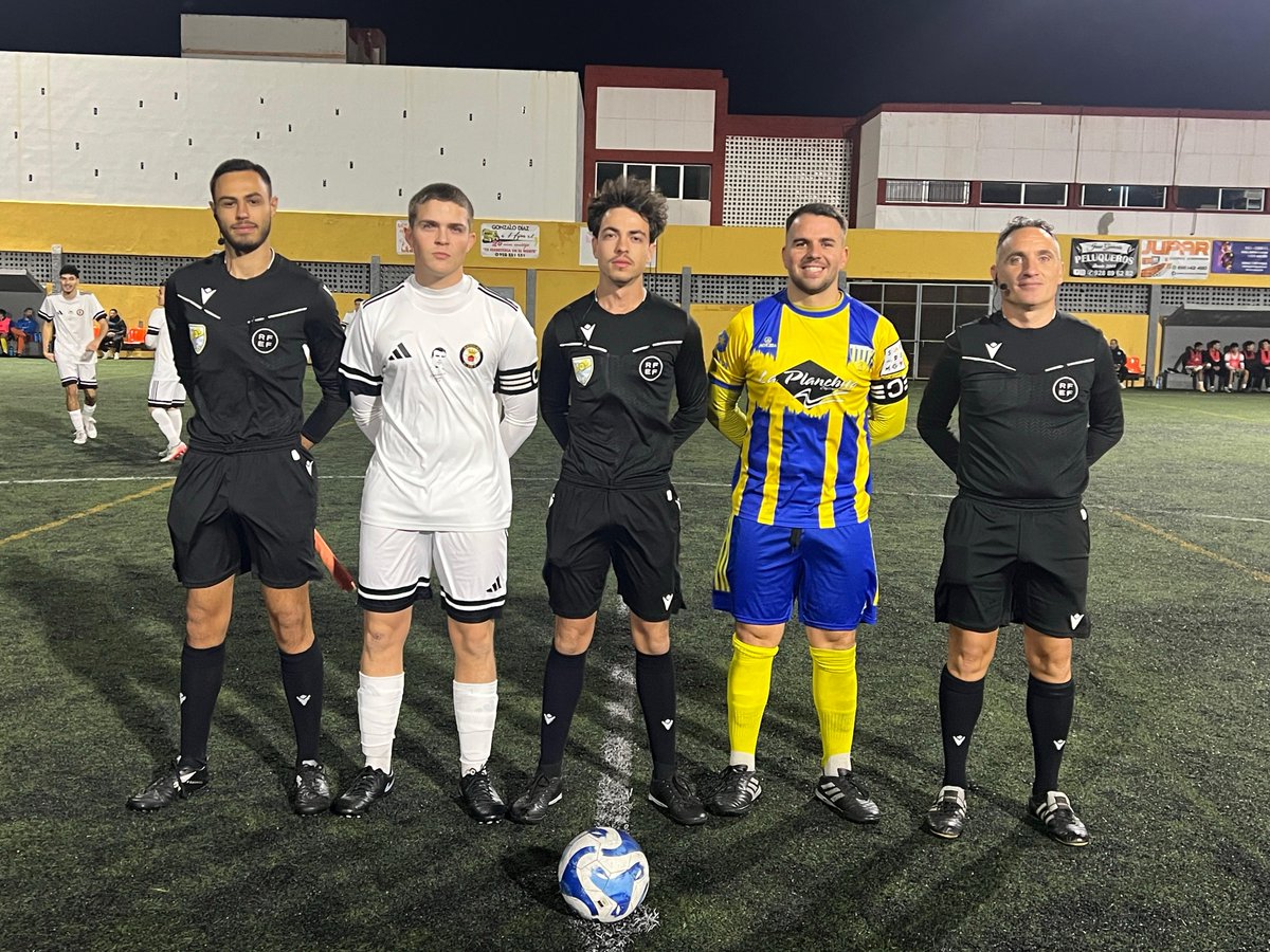 📸 Nuestro primer equipo no pudo sumar pese a comenzar el partido adelantándose en el marcador en su encuentro frente al Arucas CF “B” (1-2).

⚽ Néstor Martín

#barrioycorazon #udatalaya #guiaesdeporte