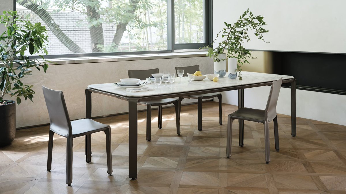 ienoe07's tweet image. 年収1500万クラスに人気のインテリアブランド「Cassina」

人気商品3選
・MARALUNGA（マラルンガ ソファ）
背もたれが可変する機能性と、包み込まれるような座り心地が特徴。リビングの主役として不動の人気。

・CAB（キャブ チェア）