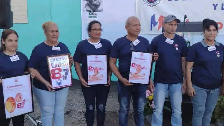 👉🏽 En #CiegodeÁvila, acto provincial por el Día del Trabajador Alimentario. La Empresa de Conservas de Vegetales, merecedora del primer #Latido87, fue la sede.🎖️ Reconocidos trabajadores con 20 y 25 años de labor ininterrumpida con la distinción "Pedro Marrero".
#LatirAvileño
