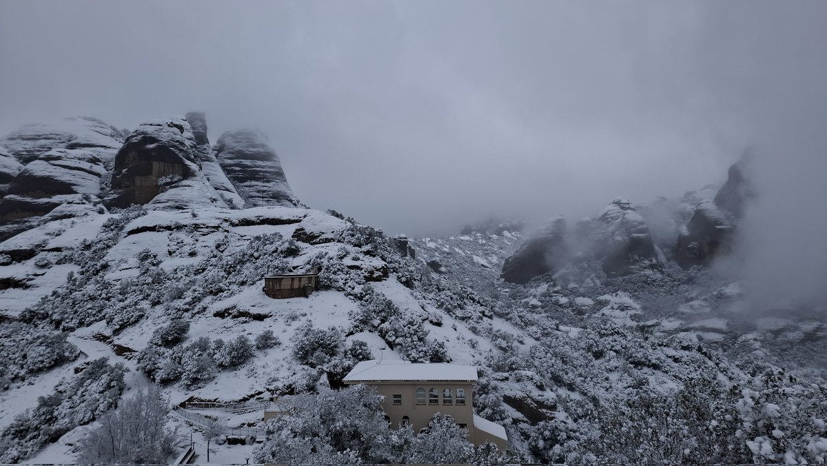 AbMontserrat's tweet photo. 📸 Us compartim algunes de les imatges que ens deixa la nevada d'avui a #Montserrat ❄️🙌🏼! https://t.co/O7vyF7FO2N