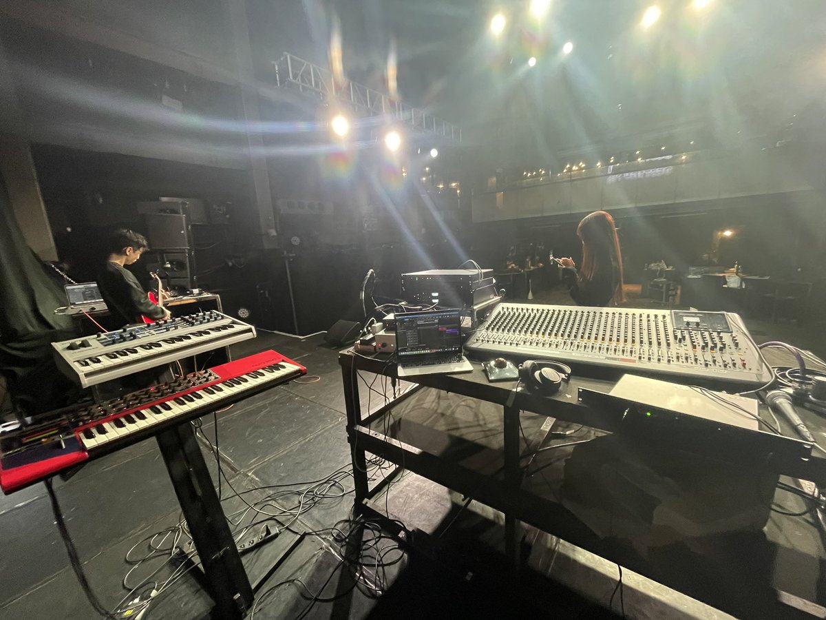 ［機材セット］

Mac book M1
( DAW studio one 96k32b)
↓
dangerous musc convert8→mutec lef10 se120
↓
ミキサーMGP32(stemとシンセ纏め)
↓
bax eq
↓
dangerous compressor
↓
会場PA(アコリバ XLR-TripleC-FM)

電源ケーブルはアコリバpower studioがメイン