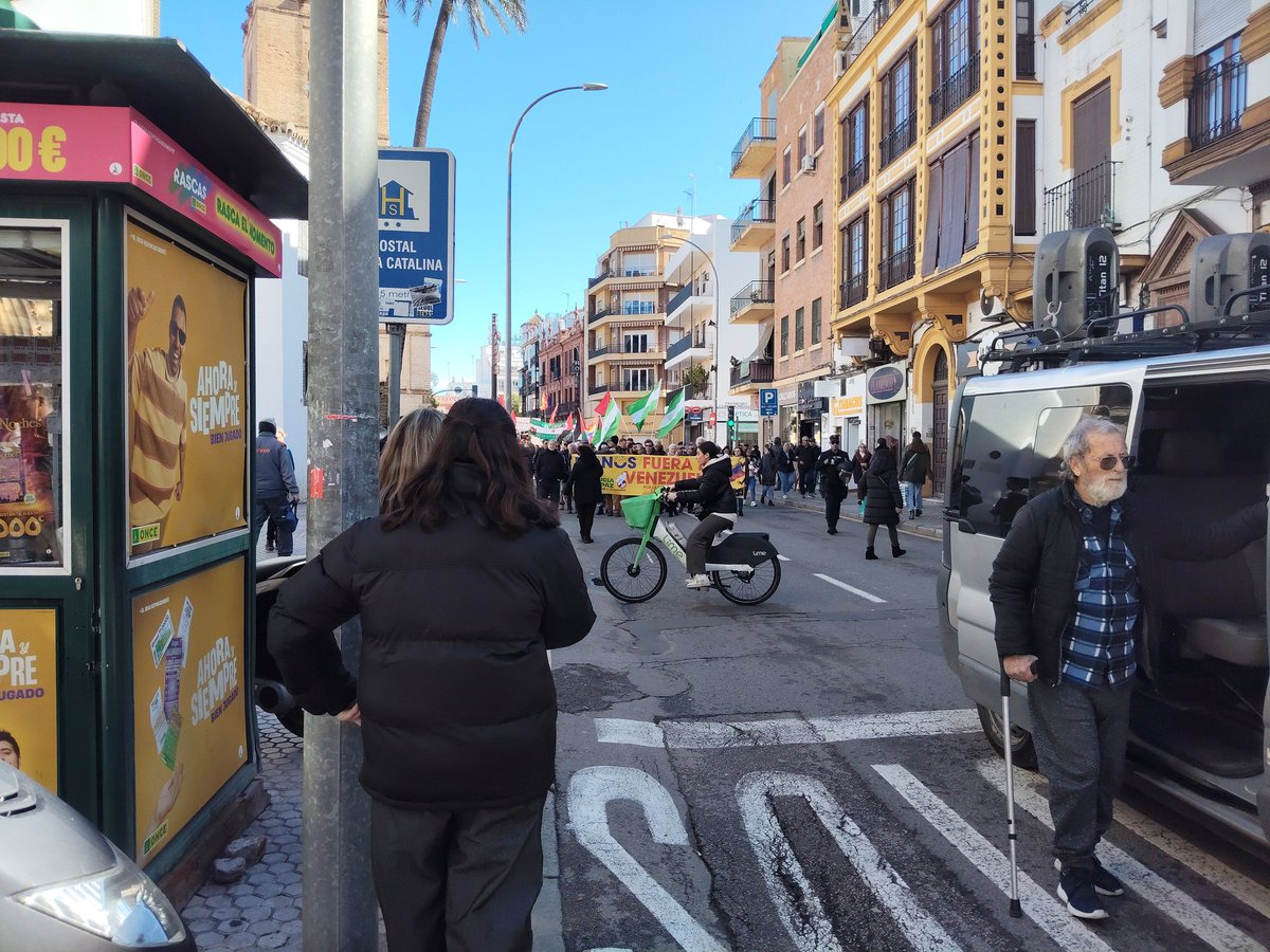 Manifestación Pro Maduro. Ojo, a favor de un dictador. Pancartas de sindicatos que se manifiestan mientras en España nos ahogamos en precios desorbitados, DANAS, infraestructuras tercermundistas, corrupción generalizada, etc. Asco de país