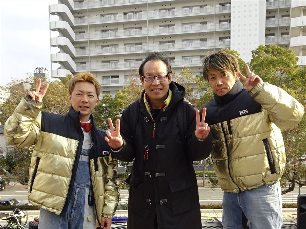 mitsuma6005's tweet photo. 大阪天保山でアクロバットパフォーマンス！SUKE3＆SYU！　寒さに負けず！パワーをいただく！
#大道芸 #アクロバットパフォーマー #SUKE3SYU #天保山 #みつま整骨院 #豊中市 #阪急 #曽根 #桜塚 #長興寺 https://t.co/esA1SQJwCc