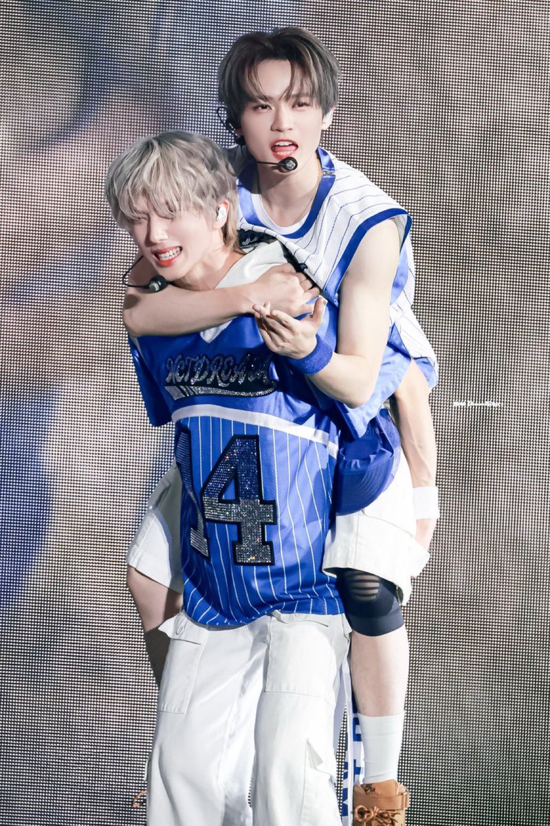 lojcve's tweet image. 콘서트때마다 매번 번갈아가면서 사이좋게
어부바 공주님안기 해주는거 
왜이렇게 웃긴건지