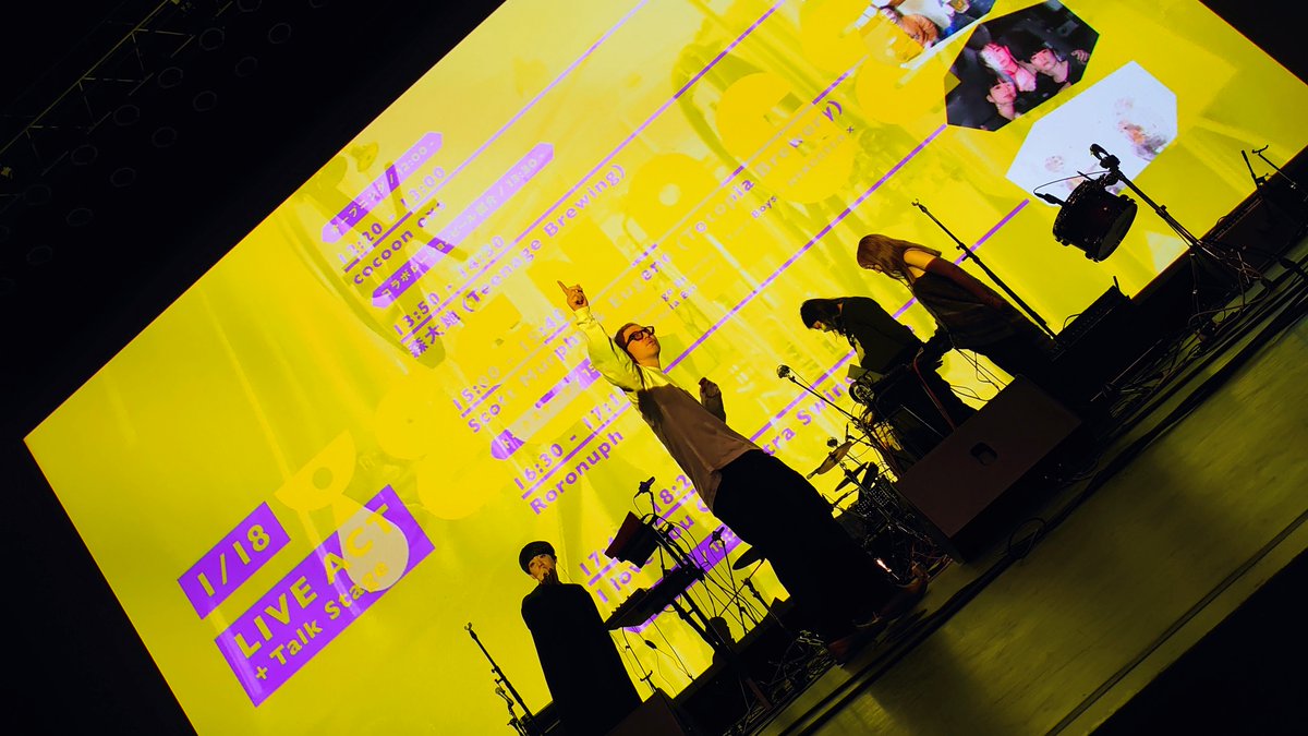 おまけ
演奏やトークの合間に森さんがバンドや🍻出店者さんとの関係性などお話して下さるシーンが次々あったのですが転換時も終始お洒落に飽きさせない映像と音でフロアも皆さん好きなお酒片手に楽しい良い時間でした。Roronuphの音合わせの様子もチーム感が伝わり良かったです◎