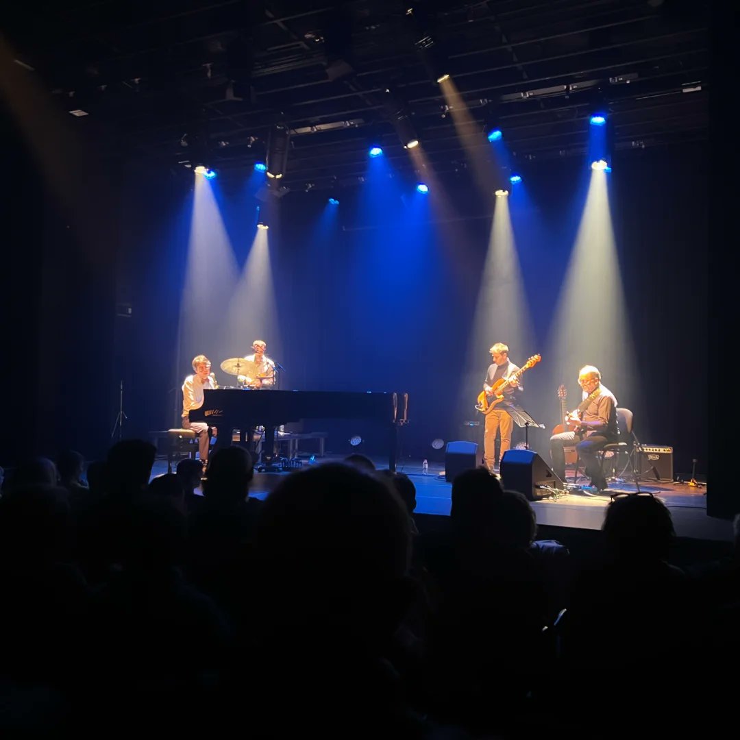 Estrenats ahir al <a href="/Kursaalmanresa/">Kursaal Manresa</a>! Estem tocant forts, la banda sonem molt bé. Hem d'aprofitar-ho. El proper concert és al casal de Barcelona el dissabte 7 de març al teatre La Fàbrica a Gràcia, dins el <a href="/barnasants/">BARNASANTS!</a>. Moltes ganes!

🎫  barnasants.koobin.com/eduard-gener