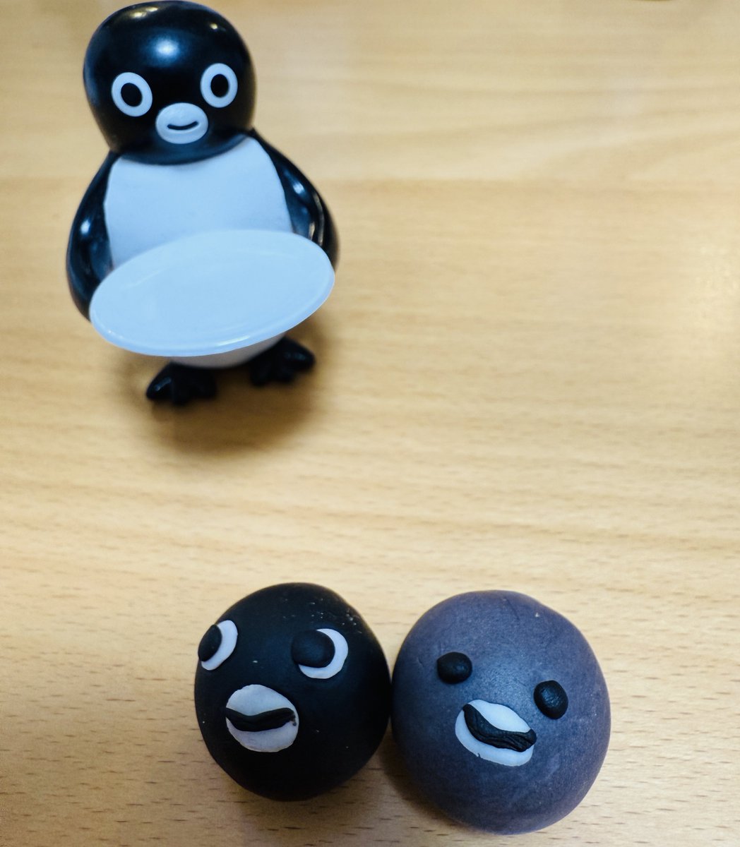 粘土で作ってみました🐧
子ペンさんのほうがお顔大きかなってしまった。そして後ろから狙う人