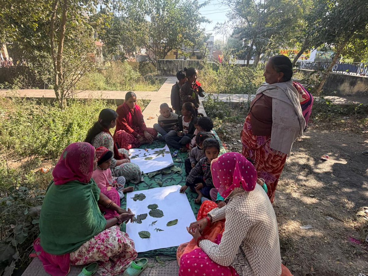 UMCudaipur's tweet photo. At Ambamata Park, play met purpose. No books, no classrooms—just children, parents, Anganwadi workers, and nature. Leaves, stones, laughter, learning. Parents played, learned, and took it home. 🌿

#PlayIsLearning #OutdoorPlay #Anganwadi #EarlyChildhood #Udaipur https://t.co/RdQPulkKB0