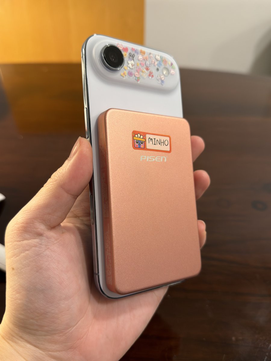 BrightMinho's tweet image. ผมไม่แนะนำใครให้ซื้อ Power Bank แบบ MagSafe อีกแล้ว

เพราะ ชาร์จไร้สาย มันร้อน + ชาร์จช้าครับ
ใช้งานจริงไม่เริ่ด ไม่ practical 
ใครโดนป้ายยาจากอินฟลู นายหน้า ลองหยุดคิดก่อน

เหมาะกับ ฉุกเฉิน ไม่มีสาย ใช้ได้แหละ

แต่ใช้สายมาชาร์จเถอะ สะดวกกว่ามาก
อันนี้เสียบสายได้ 20W อะ ได้อยู่