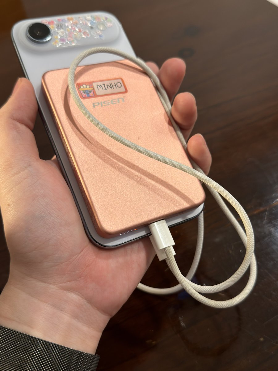BrightMinho's tweet image. ผมไม่แนะนำใครให้ซื้อ Power Bank แบบ MagSafe อีกแล้ว

เพราะ ชาร์จไร้สาย มันร้อน + ชาร์จช้าครับ
ใช้งานจริงไม่เริ่ด ไม่ practical 
ใครโดนป้ายยาจากอินฟลู นายหน้า ลองหยุดคิดก่อน

เหมาะกับ ฉุกเฉิน ไม่มีสาย ใช้ได้แหละ

แต่ใช้สายมาชาร์จเถอะ สะดวกกว่ามาก
อันนี้เสียบสายได้ 20W อะ ได้อยู่