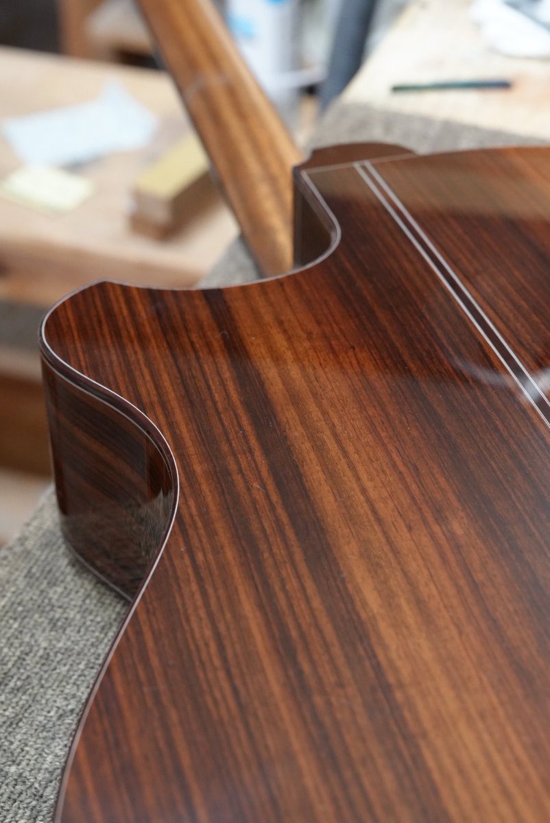 LeafInstruments's tweet image. バフ、磨き上がりです！
毎回苦労しますが、ギターの輝きで報われます。