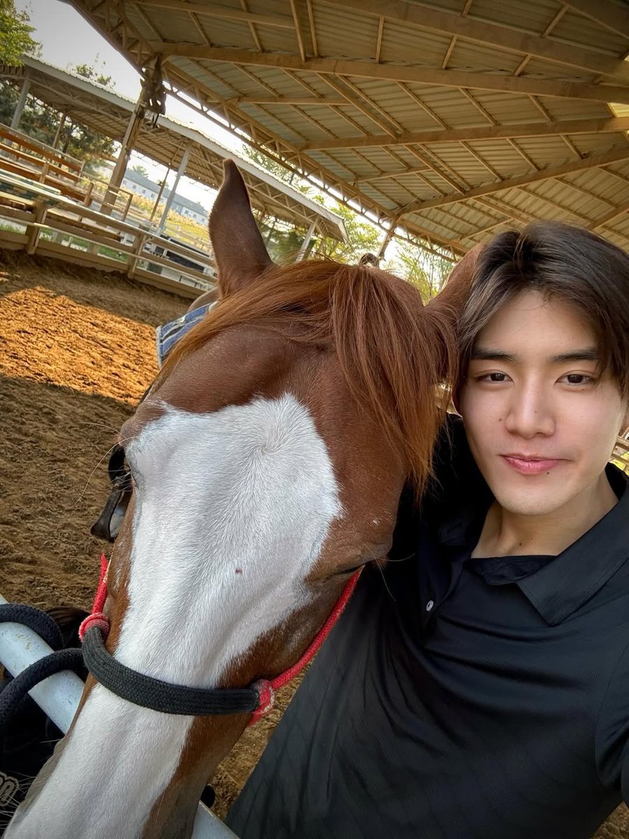 lengtnpz's tweet photo. leng’s new best friend 🏇🩵

#lengthanaphon https://t.co/lDg7ggSA0q