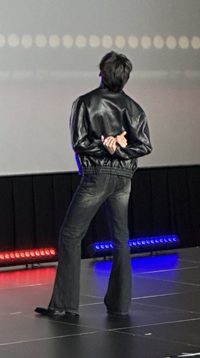 nids_s73479's tweet image. His body is tea, and tea is his body ☕Waist? What waist? 🤷‍♀️
Beauty? That’s him, only him 😍🥹

WILLIAMEST ECHO IN SG  

#WilliamEst1stFMinSingapore 
#est_rvp