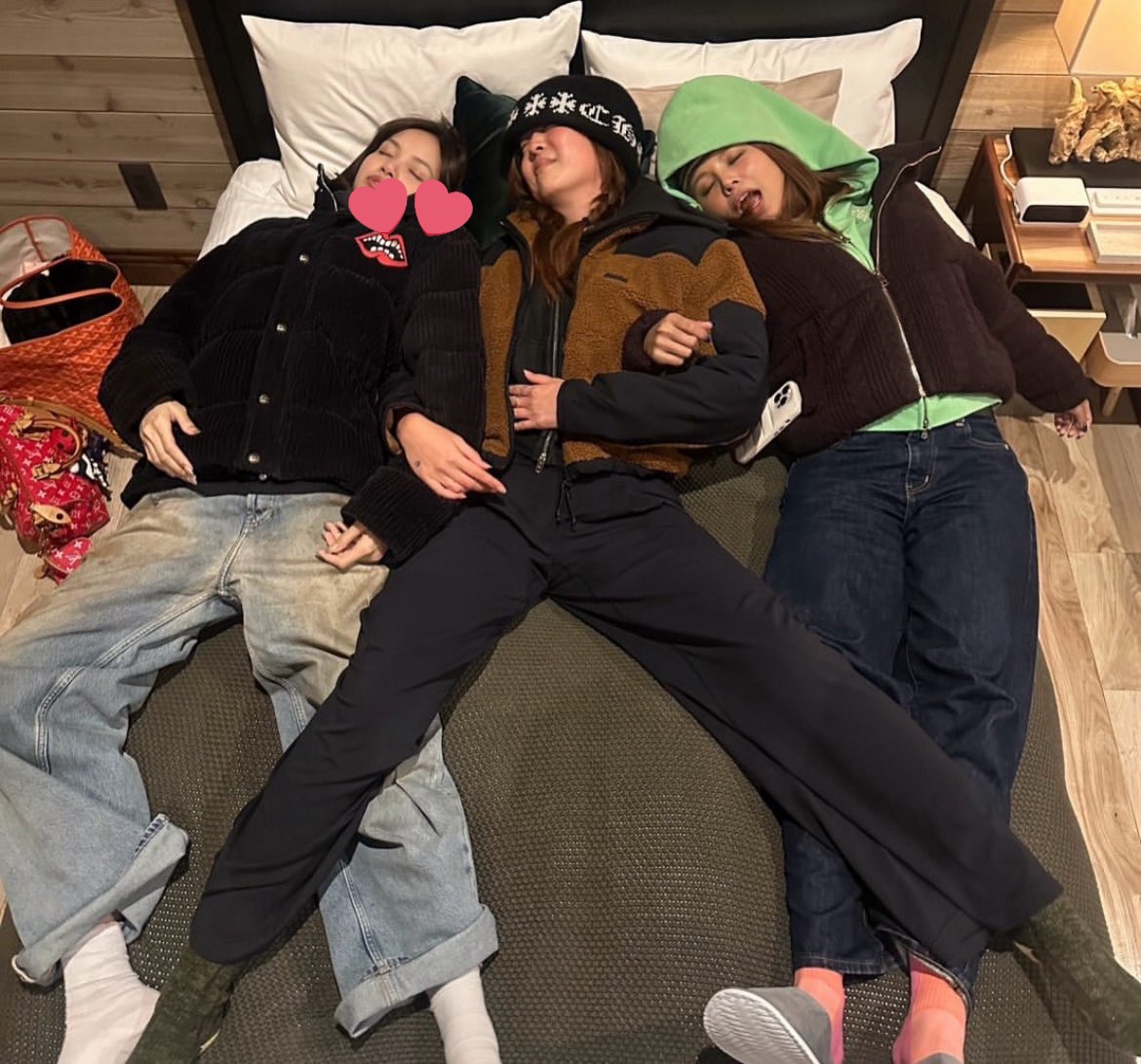 ถึงจะรวยระดับเศรษฐี แต่ลิซ่าใส่เสื้อผ้าคุ้มมาก หลายตัวที่ใส่เมื่อก่อน ตอนนี้ก็ยังใส่อยู่ แอบเป็นสาวก Chrom Heart ด้วย