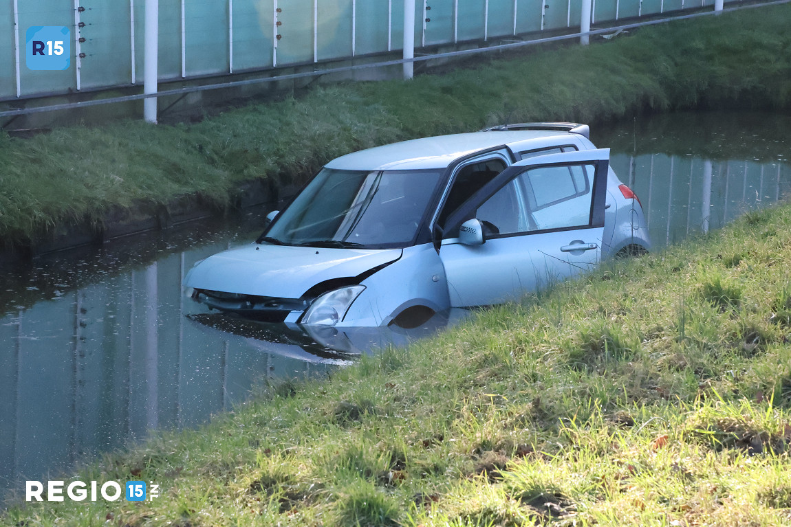Vrouw raakt met auto te water op de Nieuwelaan in 's-Gravenzande