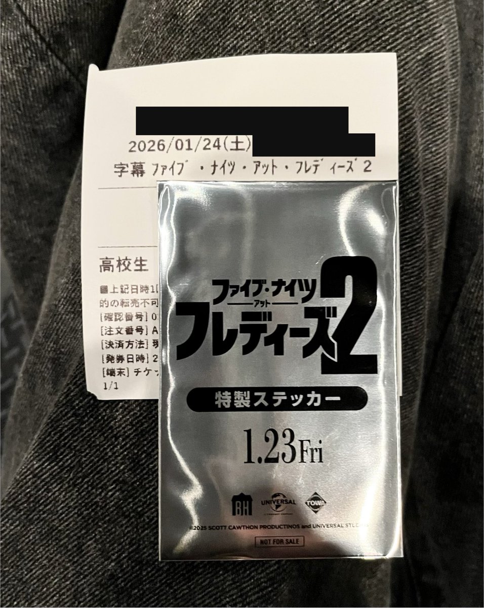 NicoBit25's tweet image. FNAF2の映画観に行ってきたぞ！
前作に引き続きしっかりと原作に忠実で程よいホラーもあって最高だった
絶対続編来るだろ！って感じの終わり方ですごく嬉しかった
映画館は土曜日なのにめっちゃ空いてた！字幕だからかなのかねぇ
限定ステッカーはトイボニーちゃんでした よきよき
#FNAF2Movie