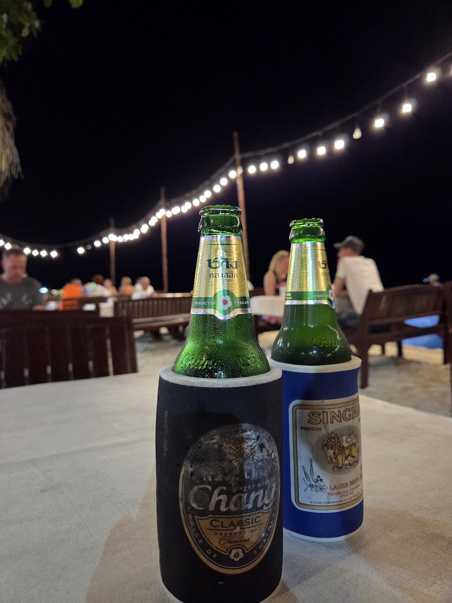Solnedgången har precis varit. Jag och två kompisar njuter.
Tårna i sanden och vågorna slår in. 
27 grader varmt. Middagen kommer strax.
Ölen 23 kr st, maten 26 kr.
#Thailand #KohSamet