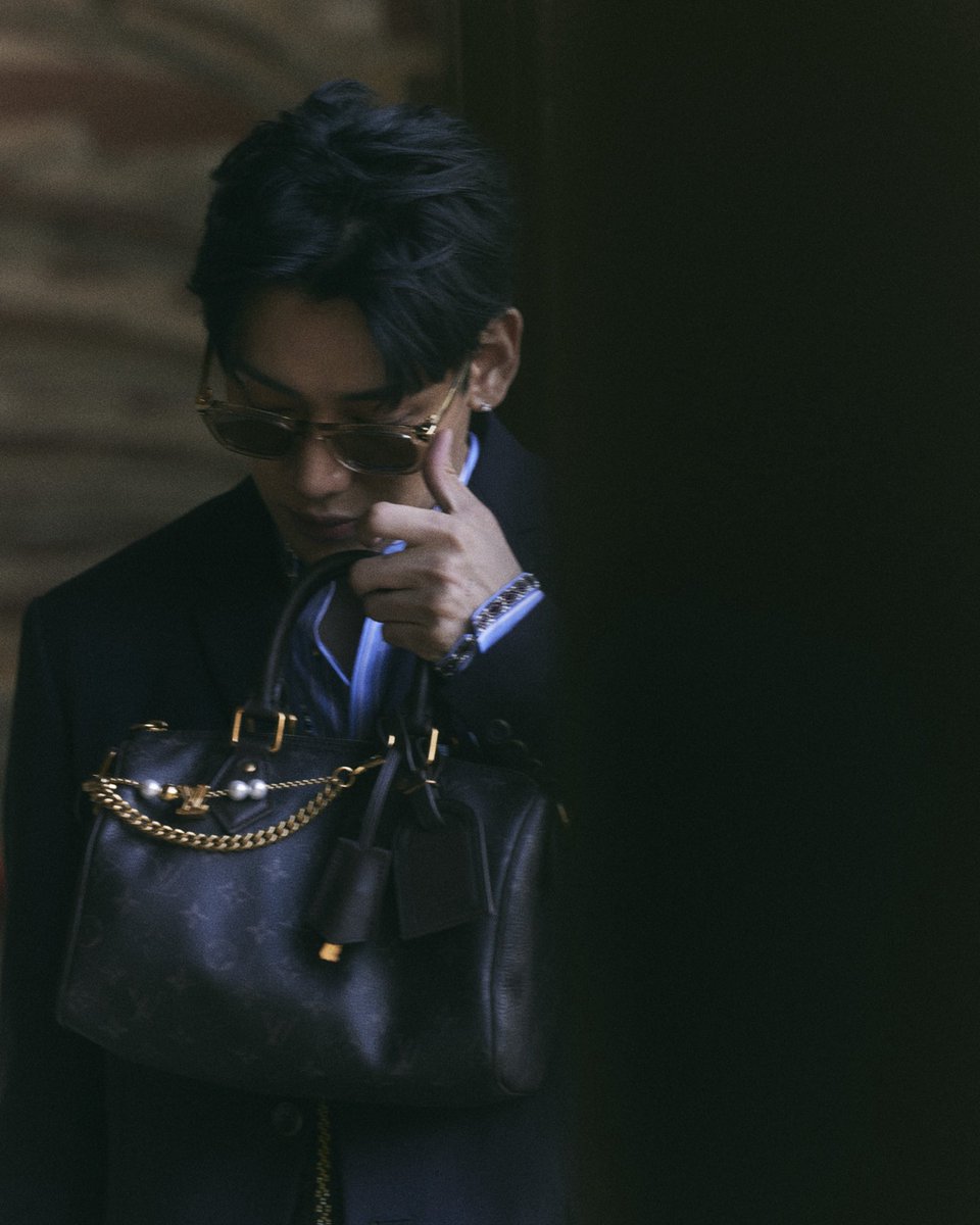 BamBam1A's tweet image. why sit on a chair when u have a car roof

#LouisVuitton @LouisVuitton #LVMenFW26