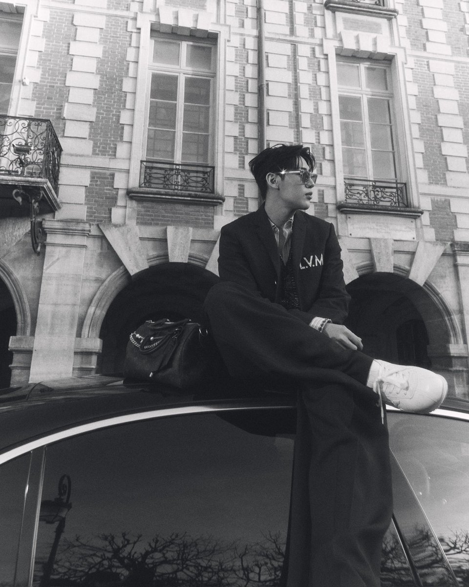 BamBam1A's tweet image. why sit on a chair when u have a car roof

#LouisVuitton @LouisVuitton #LVMenFW26