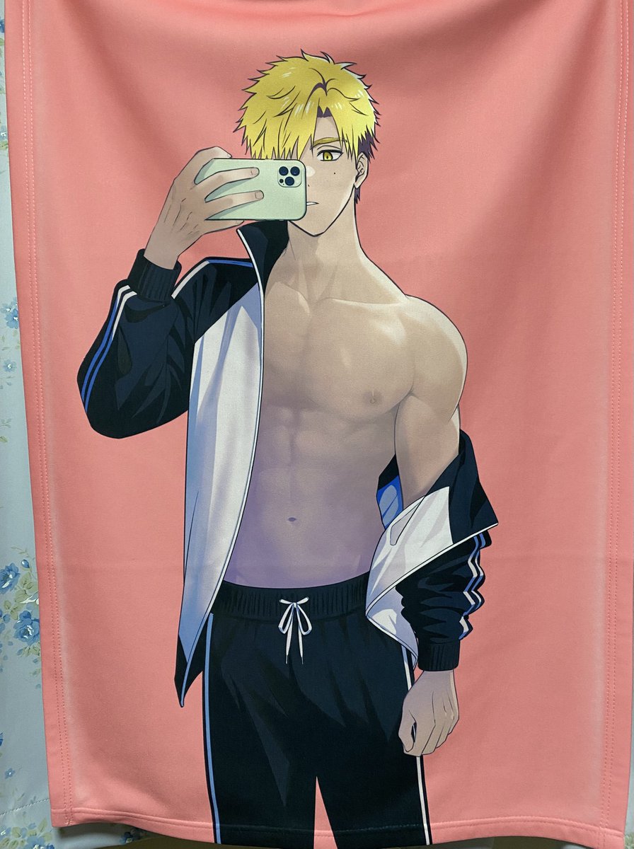 明日のために以前やった🦅☀️ネイルを更に進化させてもらいましてよ💅✨ベースは3色のグラデーションで前回は先端を黒にしてたけど今回はネイビーの重ね塗りで更に夜明け感を🌅ブランケットも無事届きました💖