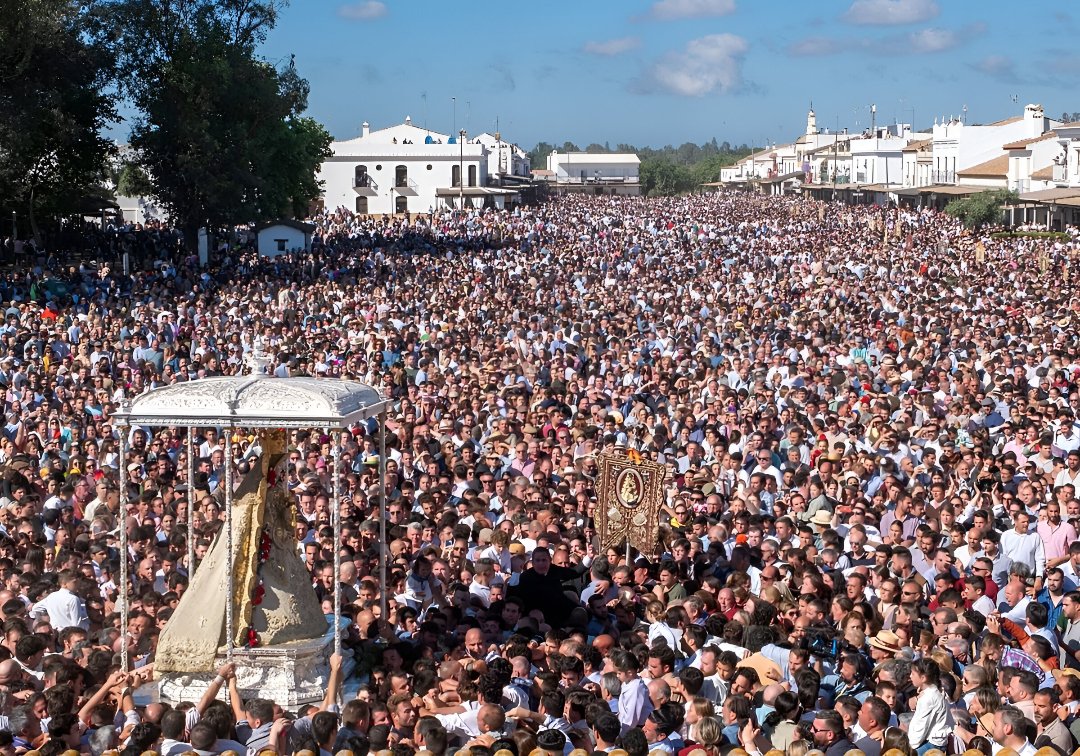 Sólo unos desalmados pueden organizar un funeral laico (masónico) en Huelva, en la región más mariana del mundo, donde todos ponen sus ojos en la Blanca Paloma, y encuentran en Ella consuelo, refugio y esperanza.

Son los peores.