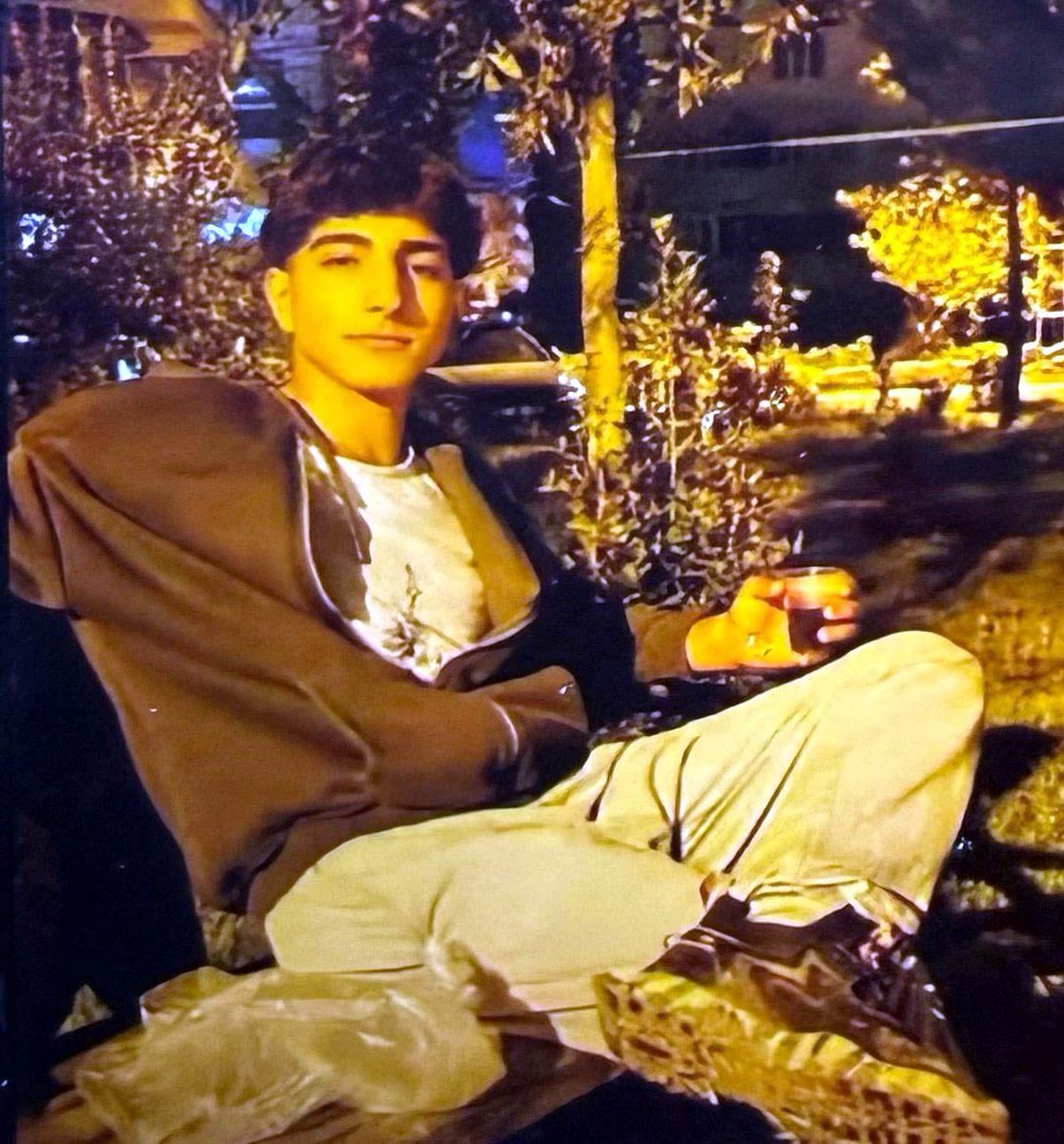 Gaziantep'te 17 yaşındaki Mustafa Demir, arkadaşını korumak isterken kalbinden bıçaklanarak hayatını kaybetti. 

Anne Nazan Demir:

“Bir anne olarak o kadar canım yanıyor ki, bu acının tarifi yok. Günlerdir yaşadığım kabusu düşünüp kahroluyorum sanki hala bir yerlerden Mustafa'm