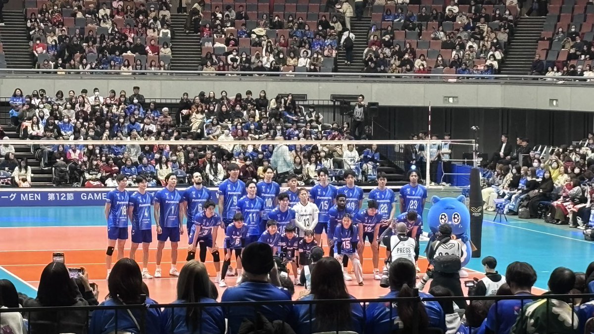 ikepom1201's tweet photo. 大阪ブルテオンvs名古屋ウルフドッグスの試合観戦して来ました。
プロのバレーはすごいなー！
エキサイトしまった！！
日本代表の選手達のプレー見れて眼福でした！ https://t.co/40lPSDV3RN