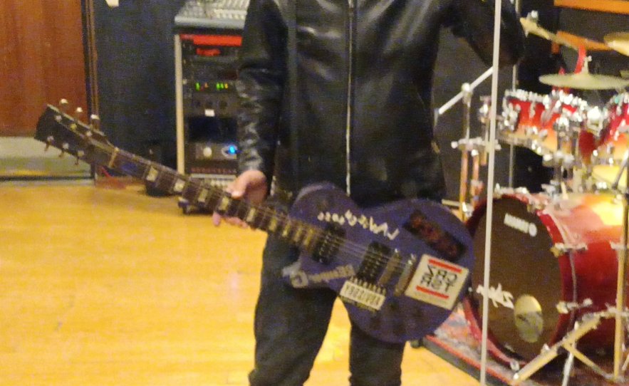 #みんなのGibson見せて 
TLの流れに便乗させていただき帰宅途中の電車の中にて…

左から購入順🎸
紫は大昔若気の至りで自分でペイントしてしまった（元は黒）スタジオ🎸

一方手放さなきゃ良かった（写真なし）エボニースタンダード（ディマジオ×2）、スタジオライトブルー（EMG81×2）が悔やまれる💦