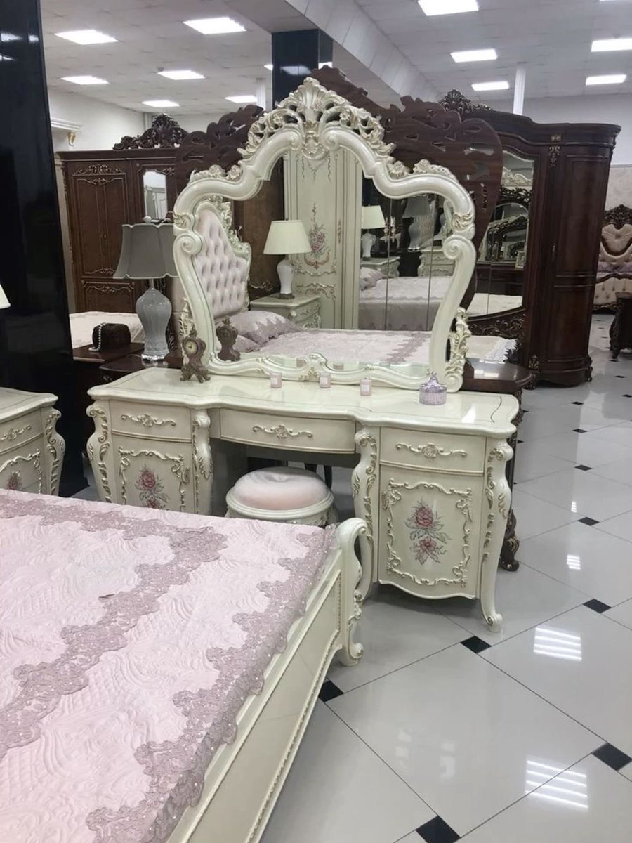 heart_jpg's tweet image. White vanity with Pink Bedspread