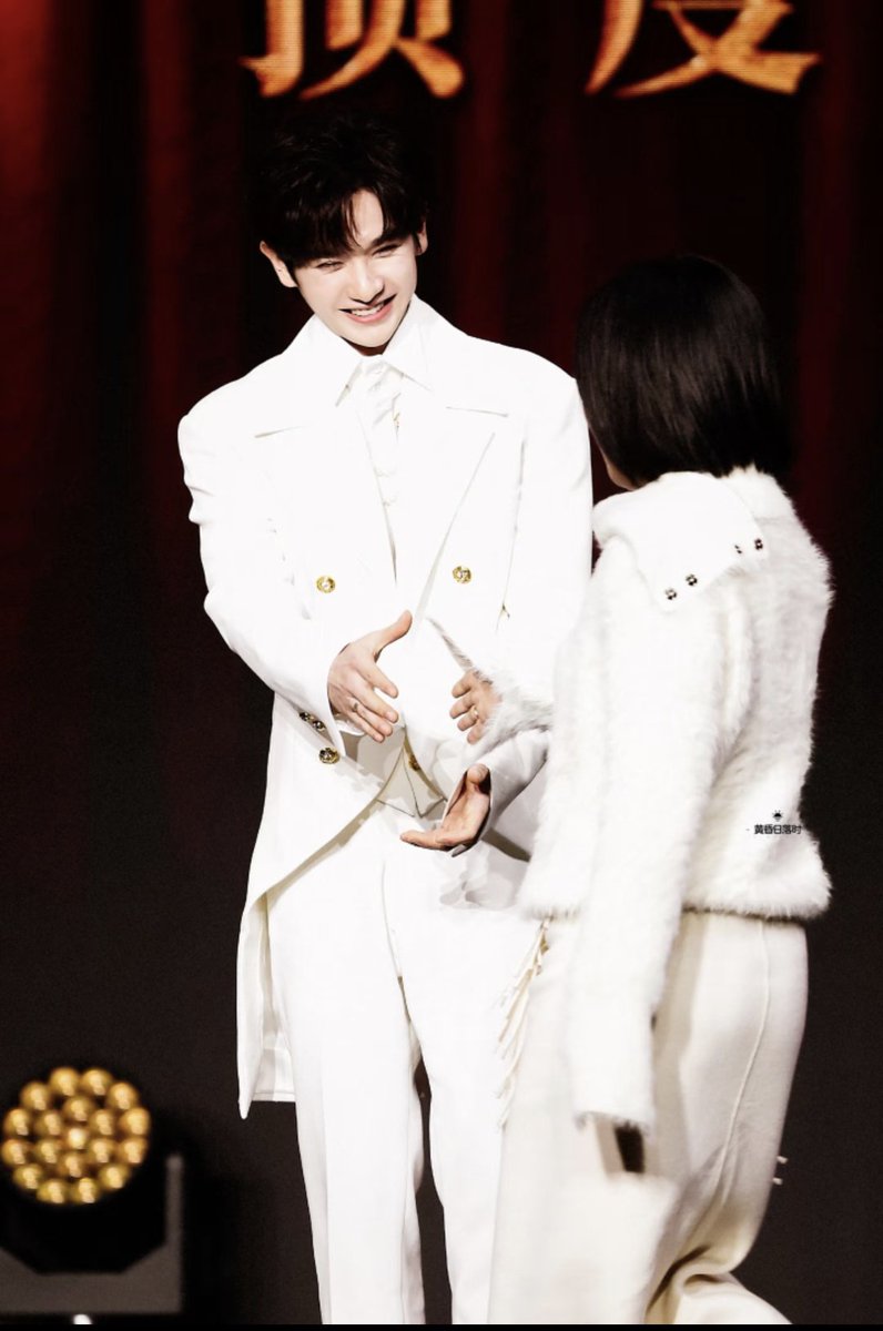 แค่นี้ก็รู้สึกว่ามีรอยยิ้มเต็มไปหมด
NNINE RAYLI 30THANNIVERSARY
#GQCx瑞丽30周年 
#นายท่านกรชิต