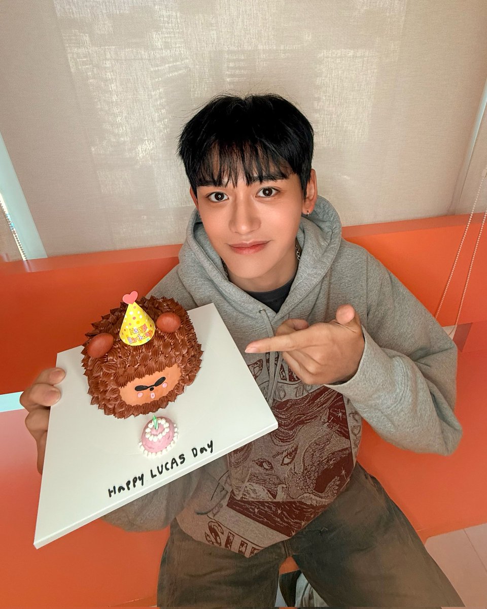 wyukheipics's tweet image. HAPPY LUCAS DAY

#ActorLUCASis27
#우리태양_루카스_생일축하해
#黄旭熙0125生日快乐
