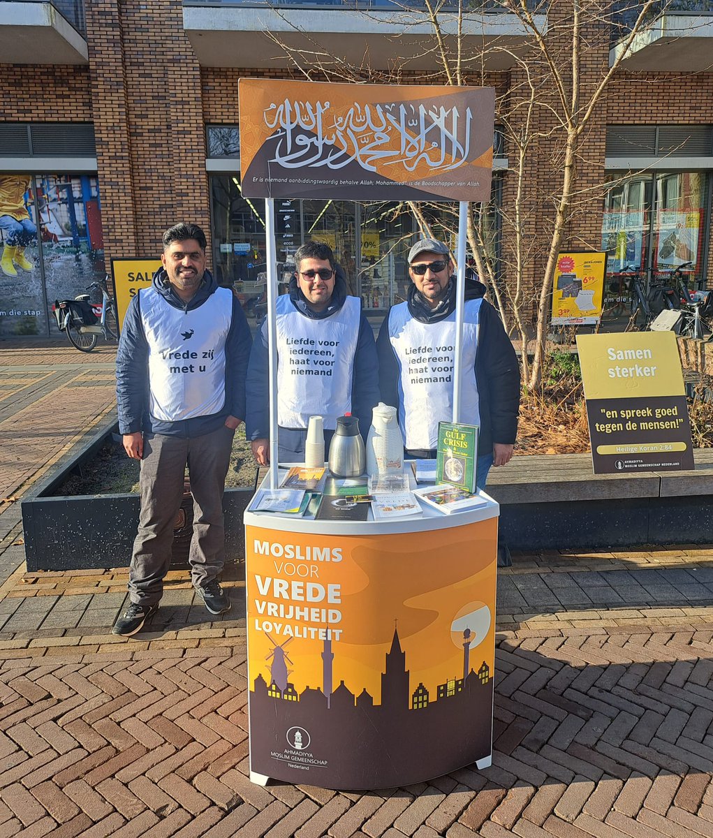 AMJArnhem's tweet photo. Eerste boekentafel in #Zevenaar ✔️
Vandaag stonden we klaar voor gesprek, verbinding en het wegnemen van misverstanden.
Op naar meer prettige ontmoetingen. #Islam #Ahmadiyya https://t.co/jBIKdf00uH