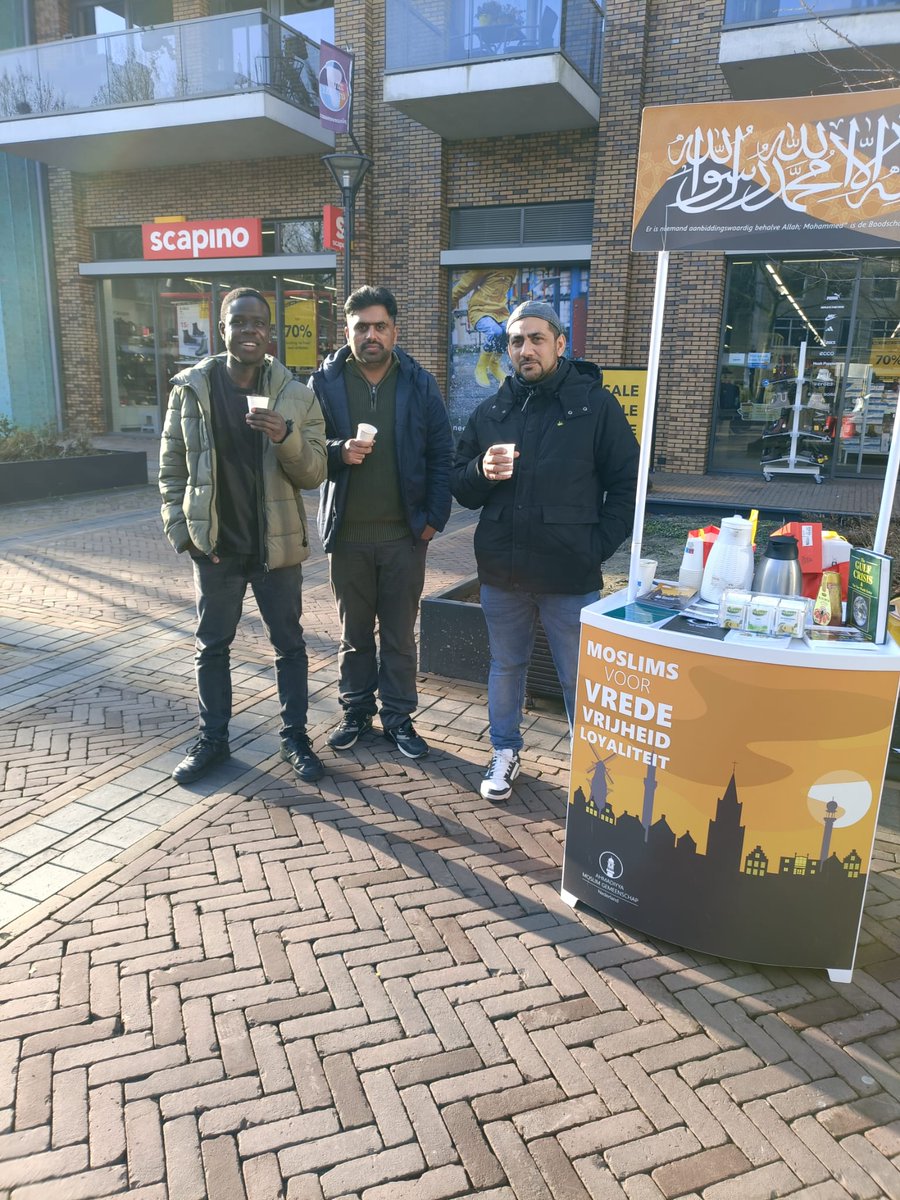 AMJArnhem's tweet photo. Eerste boekentafel in #Zevenaar ✔️
Vandaag stonden we klaar voor gesprek, verbinding en het wegnemen van misverstanden.
Op naar meer prettige ontmoetingen. #Islam #Ahmadiyya https://t.co/jBIKdf00uH