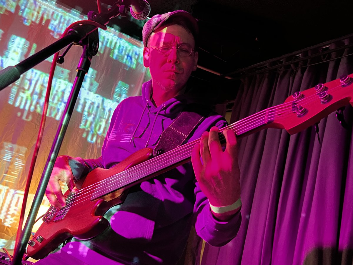 RockstageRiot's tweet image. Gestern im Club Ono2 in Frankfurt am Main: Das Frankfurter Psychedelic-Stoner-Rock-Trio HUM stellt sein neues Album "... three" vor. Starke Performance im gut besuchten Szeneclub! 🤩🎸🔥 #Ono2 #Hum #PsychRock #StonerRock