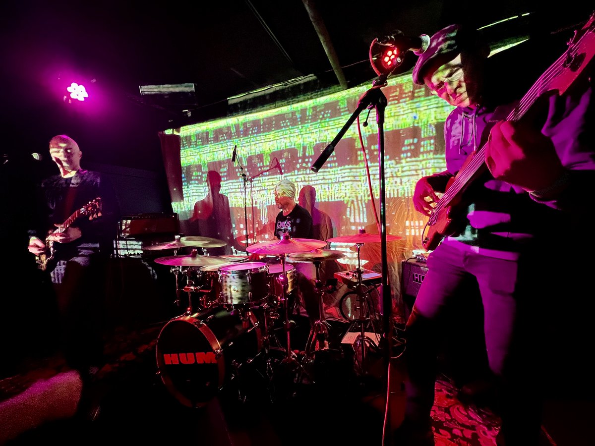 RockstageRiot's tweet image. Gestern im Club Ono2 in Frankfurt am Main: Das Frankfurter Psychedelic-Stoner-Rock-Trio HUM stellt sein neues Album "... three" vor. Starke Performance im gut besuchten Szeneclub! 🤩🎸🔥 #Ono2 #Hum #PsychRock #StonerRock