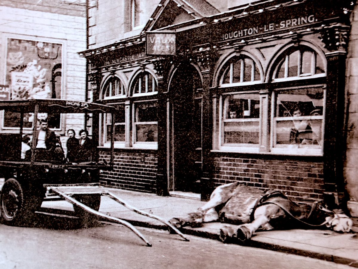 HoughtonHeritag's tweet photo. Who remembers the 1950s incident of the horse crashing into the window of the Newcastle Arms on Newbottle street?
#HotonOldPics #HoughtonLeSpring #Vaux #PublicHouse https://t.co/ZFVUlsilbn